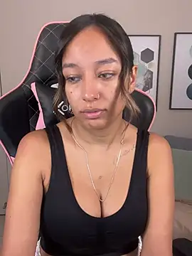 Snapshot of DianaHopson chatting on 03-02-25, 11:50 DianaHopson online show from 03-02-25, 11:50