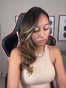 Snapshot of DianaHopson chatting on 03-04-25, 10:46 DianaHopson online show from 03-04-25, 10:46