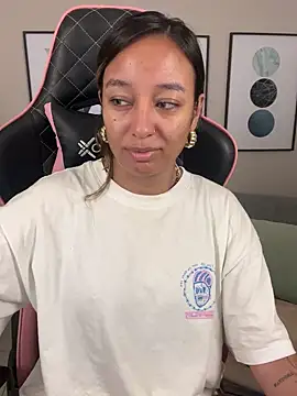 Snapshot of DianaHopson chatting on 03-05-25, 10:44 DianaHopson online show from 03-05-25, 10:44