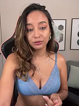 Snapshot of DianaHopson chatting on 03-08-25, 01:57 DianaHopson online show from 03-08-25, 01:57