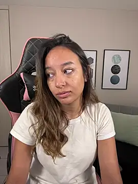 Snapshot of DianaHopson chatting on 03-09-25, 11:47 DianaHopson online show from 03-09-25, 11:47