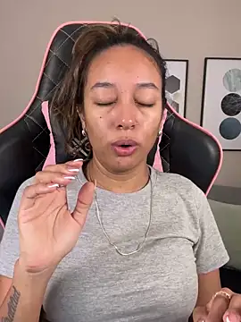 Snapshot of DianaHopson chatting on 03-11-25, 10:40 DianaHopson online show from 03-11-25, 10:40