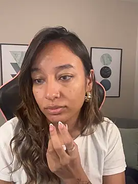 Snapshot of DianaHopson chatting on 03-13-25, 10:47 DianaHopson online show from 03-13-25, 10:47