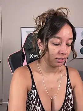 Snapshot of DianaHopson chatting on 03-13-25, 11:05 DianaHopson online show from 03-13-25, 11:05