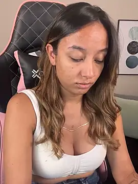 Snapshot of DianaHopson chatting on 03-14-25, 10:38 DianaHopson online show from 03-14-25, 10:38