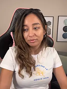 Snapshot of DianaHopson chatting on 03-16-25, 12:23 DianaHopson online show from 03-16-25, 12:23