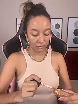 Snapshot of DianaHopson chatting on 03-19-25, 11:17 DianaHopson online show from 03-19-25, 11:17