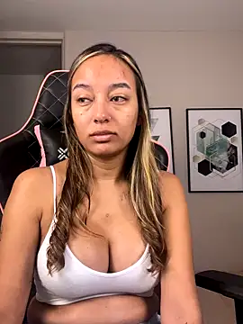 Snapshot of DianaHopson chatting on 09-13-25, 10:26 DianaHopson online show from 09-13-25, 10:26