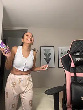 Snapshot of DianaHopson chatting on 09-17-25, 10:28 DianaHopson online show from 09-17-25, 10:28