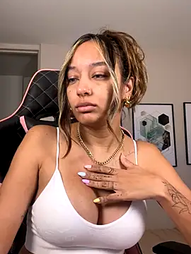 Snapshot of DianaHopson chatting on 09-19-25, 10:38 DianaHopson online show from 09-19-25, 10:38