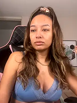 Snapshot of DianaHopson chatting on 09-21-25, 11:23 DianaHopson online show from 09-21-25, 11:23