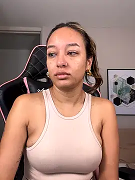 Snapshot of DianaHopson chatting on 09-23-25, 11:24 DianaHopson online show from 09-23-25, 11:24