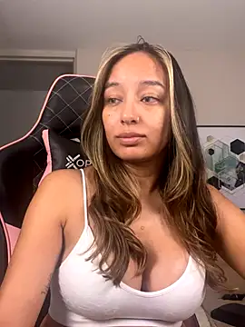 Snapshot of DianaHopson chatting on 09-25-25, 12:03 DianaHopson online show from 09-25-25, 12:03