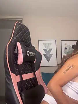 Snapshot of DianaHopson chatting on 09-26-25, 12:14 DianaHopson online show from 09-26-25, 12:14