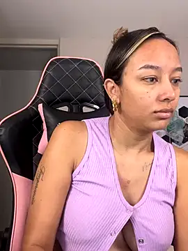 Snapshot of DianaHopson chatting on 10-01-25, 10:43 DianaHopson online show from 10-01-25, 10:43