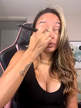 Snapshot of DianaHopson chatting on 10-02-25, 11:06 DianaHopson online show from 10-02-25, 11:06