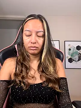 Snapshot of DianaHopson chatting on 10-03-25, 11:07 DianaHopson online show from 10-03-25, 11:07