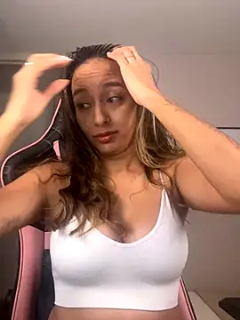 Snapshot of DianaHopson chatting on 10-03-25, 11:35 DianaHopson online show from 10-03-25, 11:35