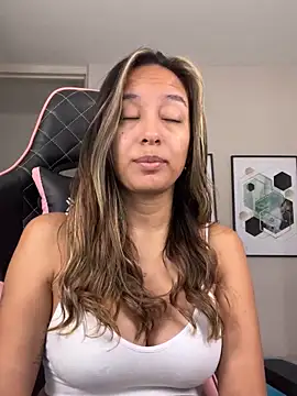 Snapshot of DianaHopson chatting on 10-04-25, 11:41 DianaHopson online show from 10-04-25, 11:41