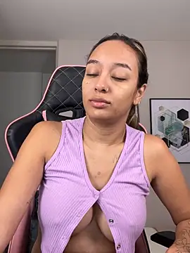 Snapshot of DianaHopson chatting on 10-05-25, 11:52 DianaHopson online show from 10-05-25, 11:52