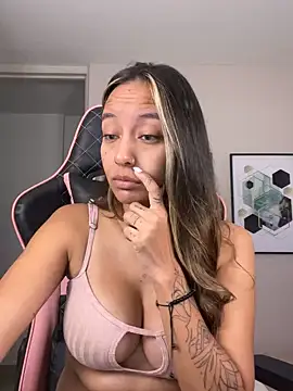 Snapshot of DianaHopson chatting on 10-07-25, 11:29 DianaHopson online show from 10-07-25, 11:29