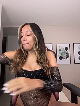 Snapshot of DianaHopson chatting on 10-11-25, 10:36 DianaHopson online show from 10-11-25, 10:36