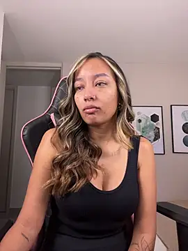 Snapshot of DianaHopson chatting on 10-14-25, 10:05 DianaHopson online show from 10-14-25, 10:05