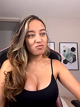 Snapshot of DianaHopson chatting on 10-15-25, 01:28 DianaHopson online show from 10-15-25, 01:28