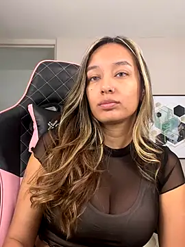 Snapshot of DianaHopson chatting on 10-15-25, 01:33 DianaHopson online show from 10-15-25, 01:33