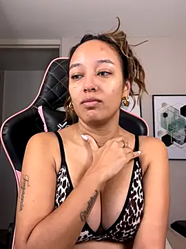 Snapshot of DianaHopson chatting on 10-23-25, 10:25 DianaHopson online show from 10-23-25, 10:25