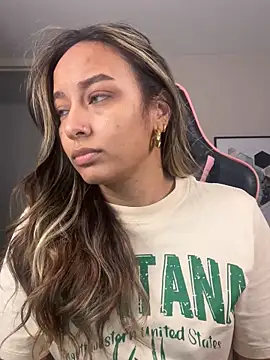 Snapshot of DianaHopson chatting on 10-24-25, 01:57 DianaHopson online show from 10-24-25, 01:57