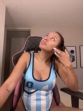 Snapshot of DianaHopson chatting on 10-31-25, 10:16 DianaHopson online show from 10-31-25, 10:16