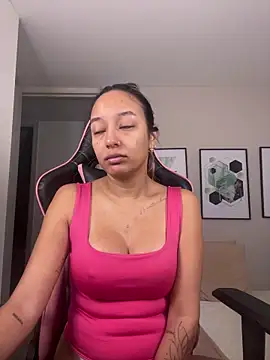 Snapshot of DianaHopson chatting on 11-01-25, 11:23 DianaHopson online show from 11-01-25, 11:23