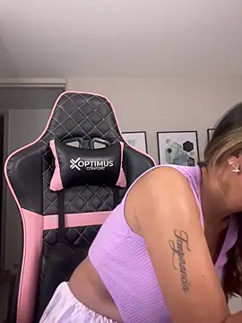 Snapshot of DianaHopson chatting on 11-02-25, 11:34 DianaHopson online show from 11-02-25, 11:34