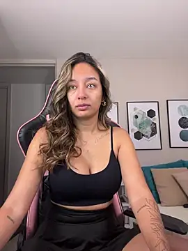 Snapshot of DianaHopson chatting on 11-04-25, 10:47 DianaHopson online show from 11-04-25, 10:47