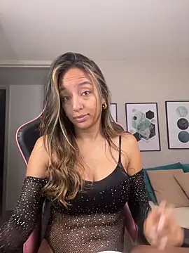 Snapshot of DianaHopson chatting on 11-11-25, 11:10 DianaHopson online show from 11-11-25, 11:10