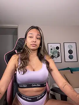 Snapshot of DianaHopson chatting on 11-12-25, 12:44 DianaHopson online show from 11-12-25, 12:44