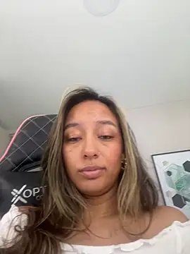 Snapshot of DianaHopson chatting on 11-12-25, 01:00 DianaHopson online show from 11-12-25, 01:00