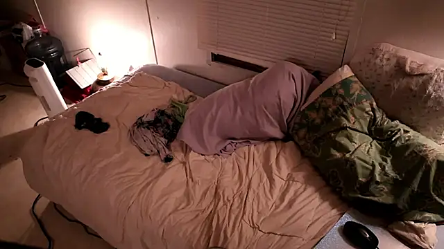 Snapshot of xxpixeyxx chatting on 09-10-25, 02:33 xxpixeyxx online show from 09-10-25, 02:33