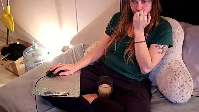 Snapshot of xxpixeyxx chatting on 11-15-25, 11:32 xxpixeyxx online show from 11-15-25, 11:32