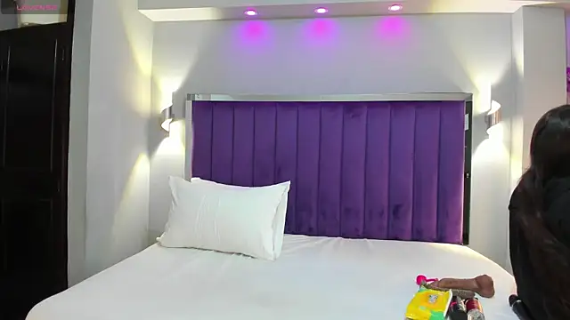 Snapshot of SaraRiley chatting on 09-10-25, 10:43 SaraRiley online show from 09-10-25, 10:43