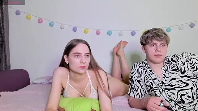 Snapshot of Emily_and_Ilumi chatting on 12-18-24, 07:52 Emily and Ilumi online show from 12-18-24, 07:52