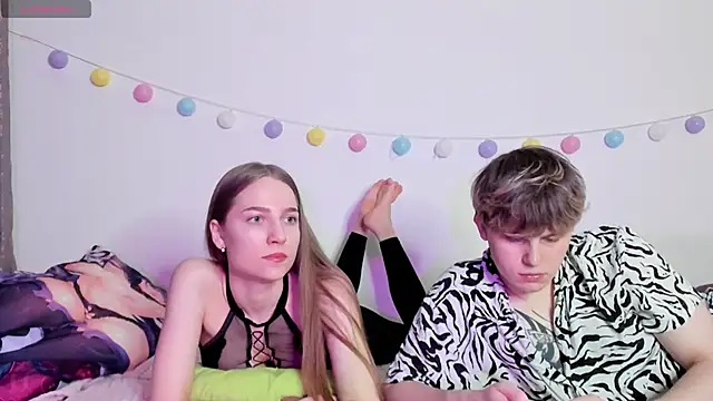 Snapshot of Emily_and_Ilumi chatting on 12-29-24, 12:20 Emily and Ilumi online show from 12-29-24, 12:20