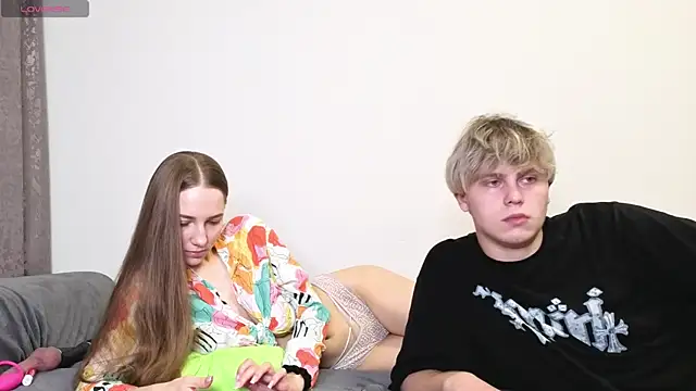 Snapshot of Emily_and_Ilumi chatting on 09-25-25, 10:19 Emily and Ilumi online show from 09-25-25, 10:19