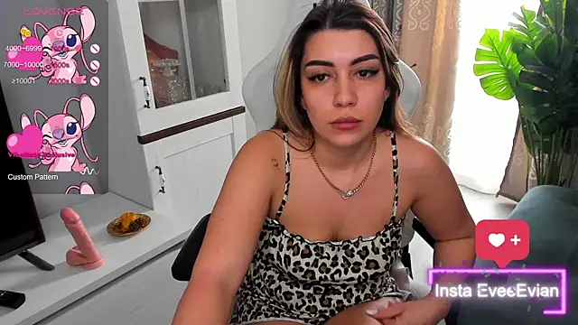 Snapshot of EveEvian chatting on 03-12-25, 02:23 EveEvian online show from 03-12-25, 02:23