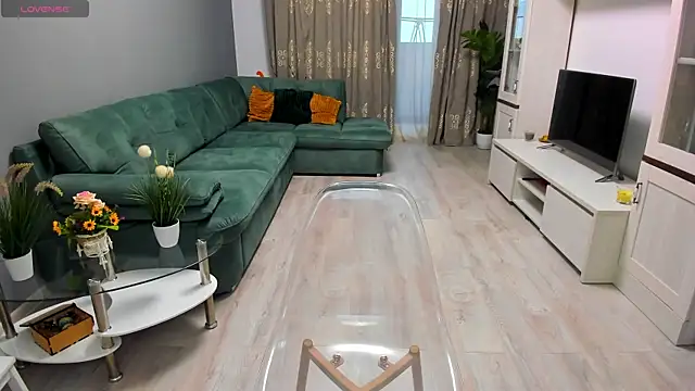 Snapshot of EveEvian chatting on 11-28-25, 11:57 EveEvian online show from 11-28-25, 11:57