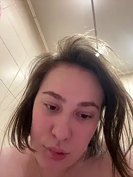 Snapshot of Golumm chatting on 10-31-25, 01:23 Golumm online show from 10-31-25, 01:23