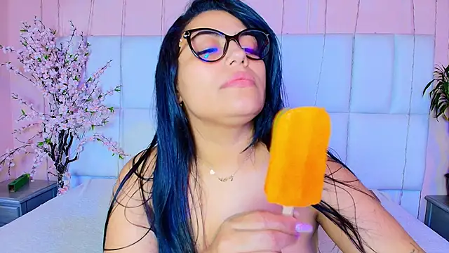 Snapshot of kiana_cream chatting on 02-13-25, 05:44 kiana cream online show from 02-13-25, 05:44