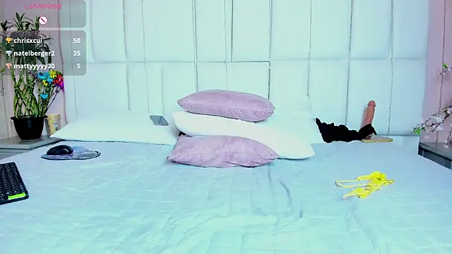 Snapshot of kiana_cream chatting on 03-16-25, 03:04 kiana cream online show from 03-16-25, 03:04