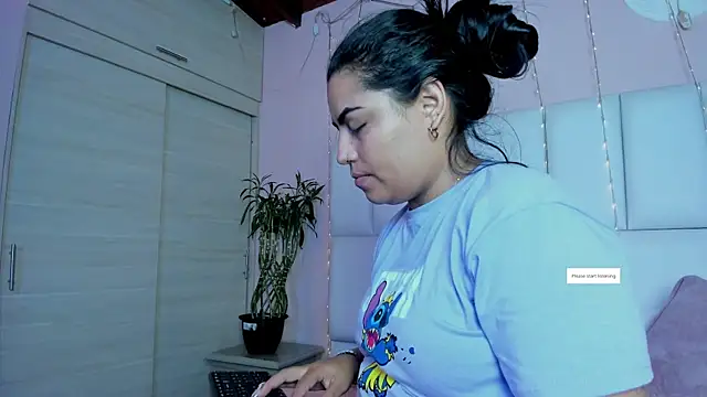 Snapshot of kiana_cream chatting on 03-20-25, 11:38 kiana cream online show from 03-20-25, 11:38